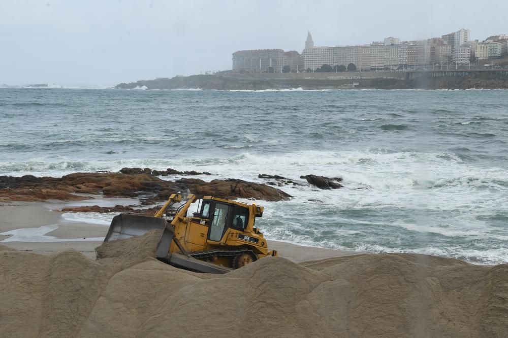 Las excavadoras han comenzado a trabajar para instalar la duna que protege la playa del oleaje invernal.