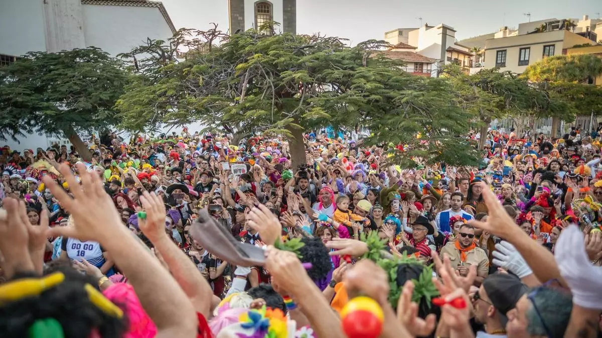 Las murgas Diablos Locos y Bambones bajan el cielo al Carnaval de Tenerife en su quinta pelea de gallos