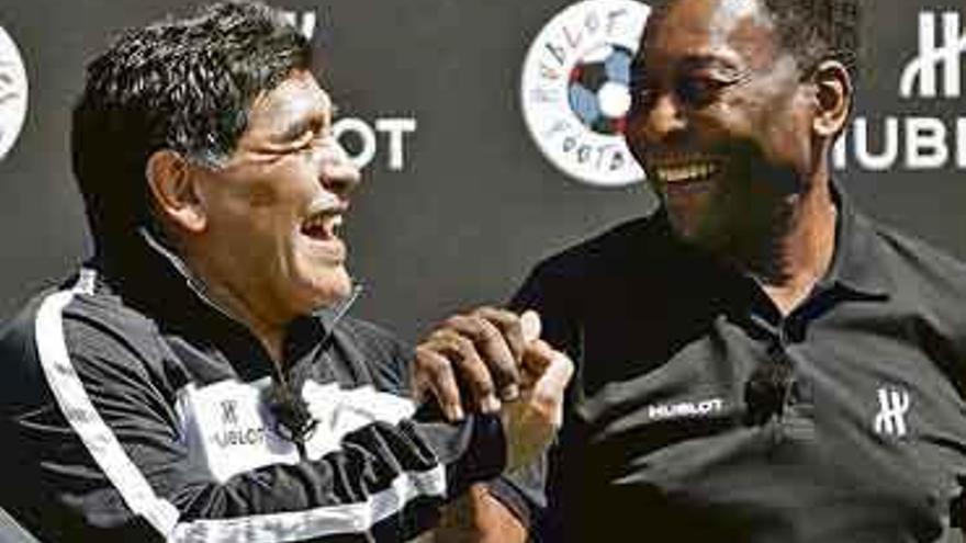 Maradona y Pelé fiman la paz en París. Foto Reuters