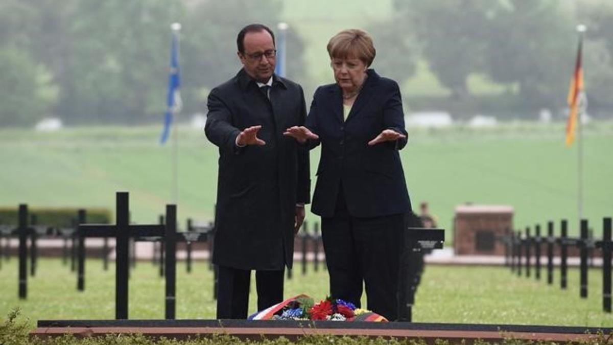 El presidente francés, François Hollande, y la cancillera alemana, Angela Merkel, depositan flores en el cementerio alemán de Consenvoye en la conmemoración los 100 años de la batalla de Verdún.