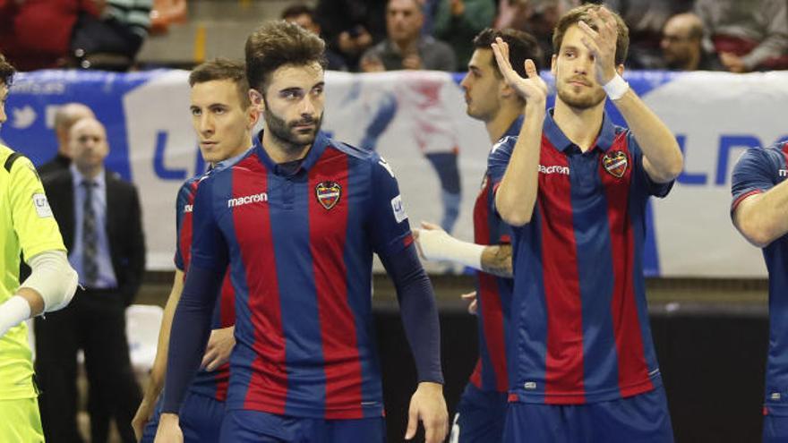 Los jugadores del Levante UD FS saludan al público en Paterna este sábado.