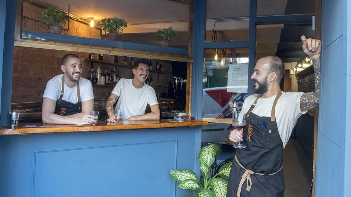 David López, Marc López y Javier San Vicente, en la entrada de la Taberna Noroeste.