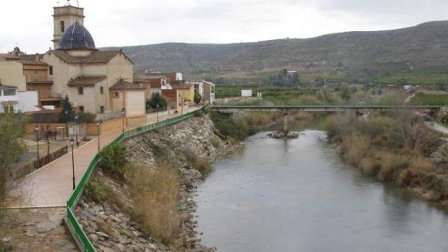 El río Júcar, ayer, a su paso por la localidad valenciana de Sumacarcer.