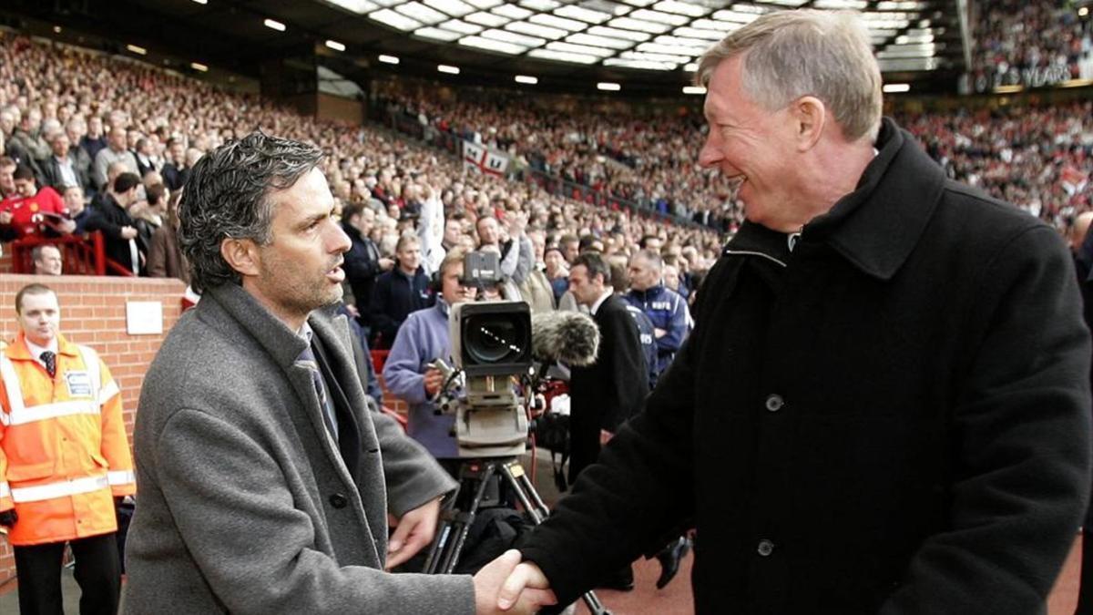 Imagen de archivo del año 2005, con Mou al frente del Chelsea y Ferguson aún en el United