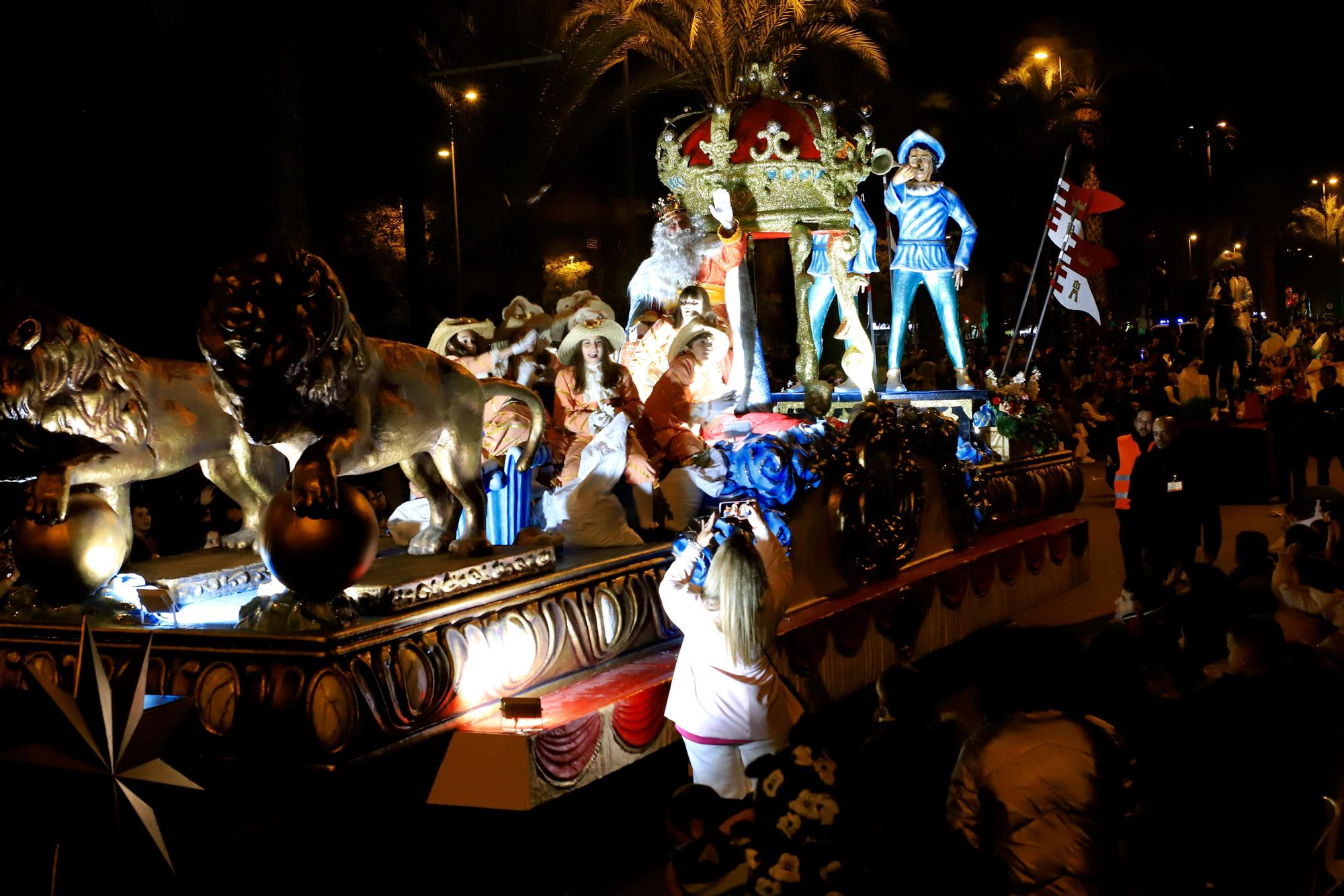 Los Reyes Magos desfilan por Murcia
