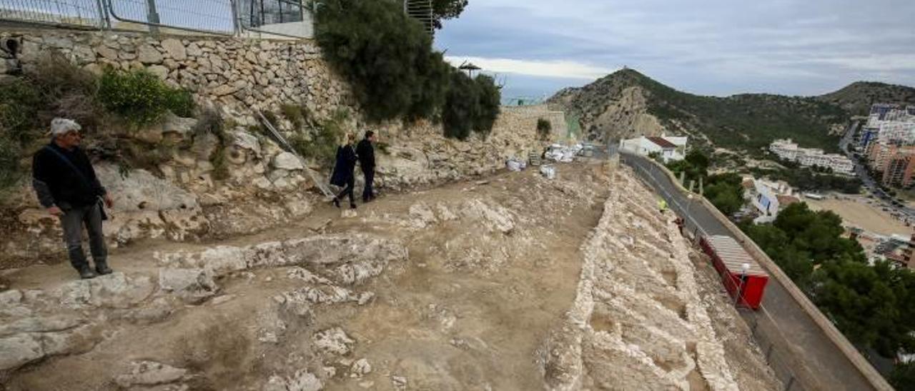 Los arqueólogos y la concejala de Patrimonio, ayer, comprobando el estado de las obras para consolidar la zona.