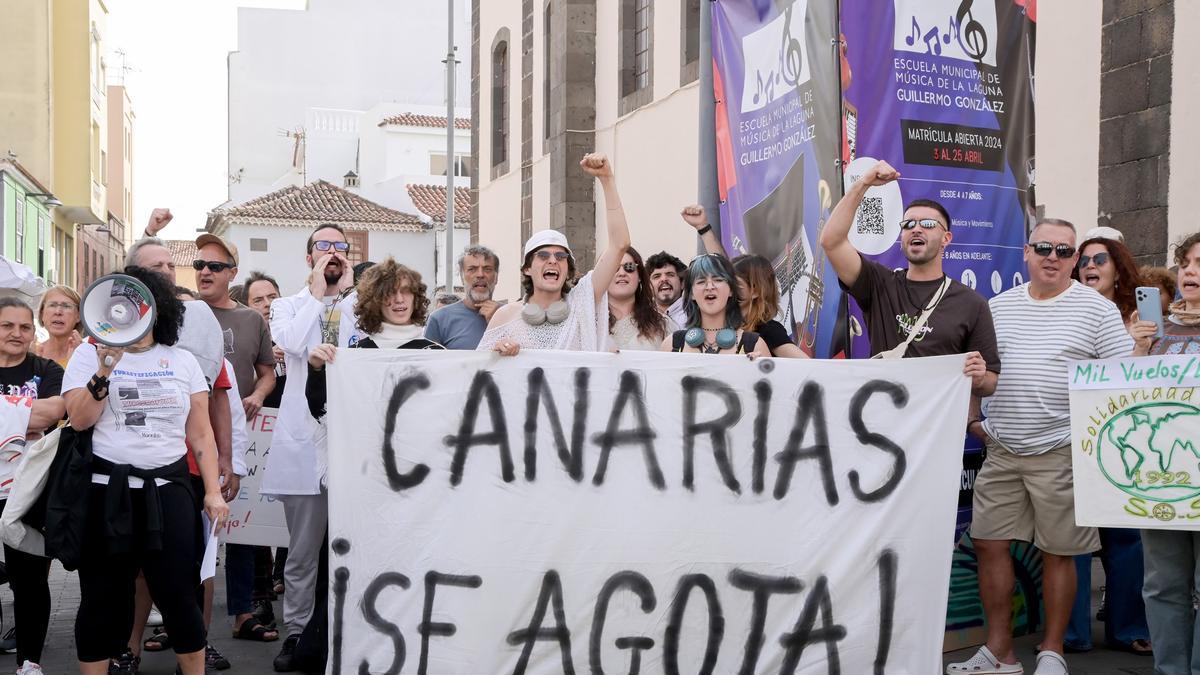 Activistas del colectivo Canarias se agota inician una huelga de hambre,  junto a la Iglesia de la Concepción en La Laguna