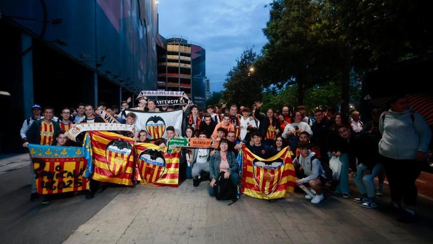 Aficionados valencianistas salen hacia Vigo