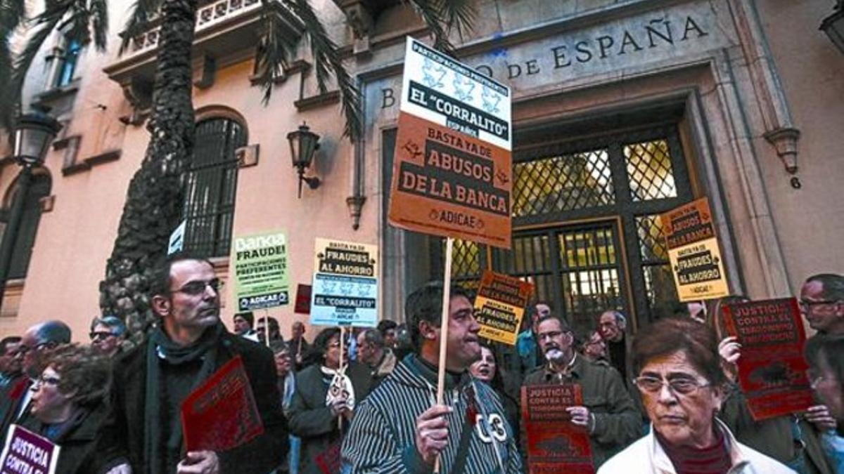 Protestas 8 Un grupo de ahorradores de productos de riesgo protestan ante la delegación de Banco de España en Valencia, ayer.