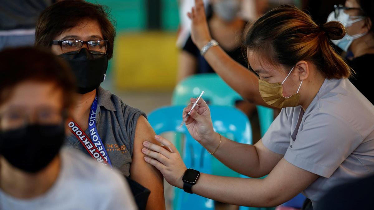 Ciudadanos filipinos en un centro de vacunación.