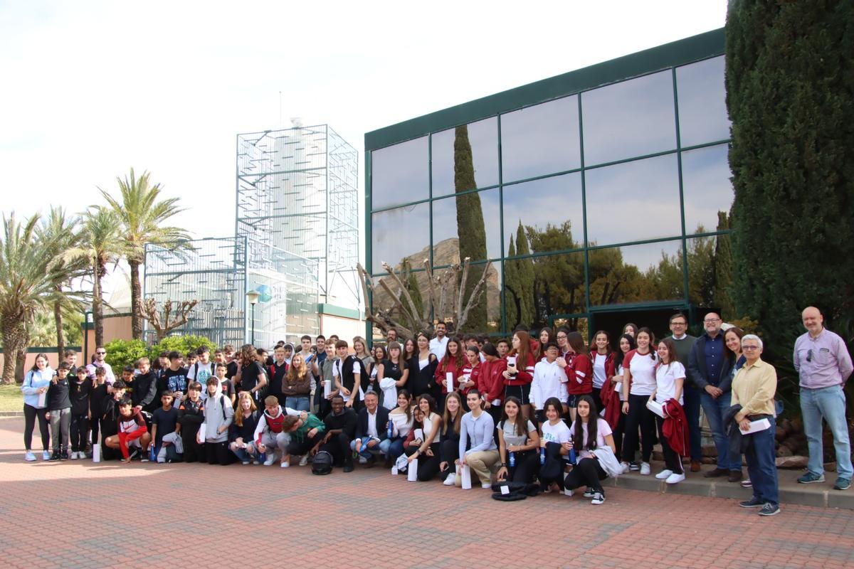 Los alumnos que ayer presentaron sus proyectos de ahorro de agua y contra el cambio climático en la desaladora