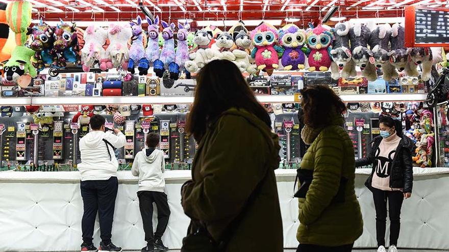 Diferentes casetas de juego para llevarse divertidos regalos en la feria de Ibiza.