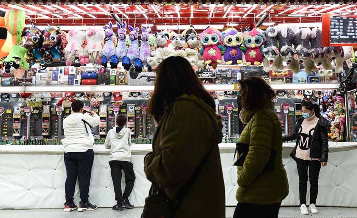 Diferentes casetas de juego para llevarse divertidos regalos en la feria de Ibiza.