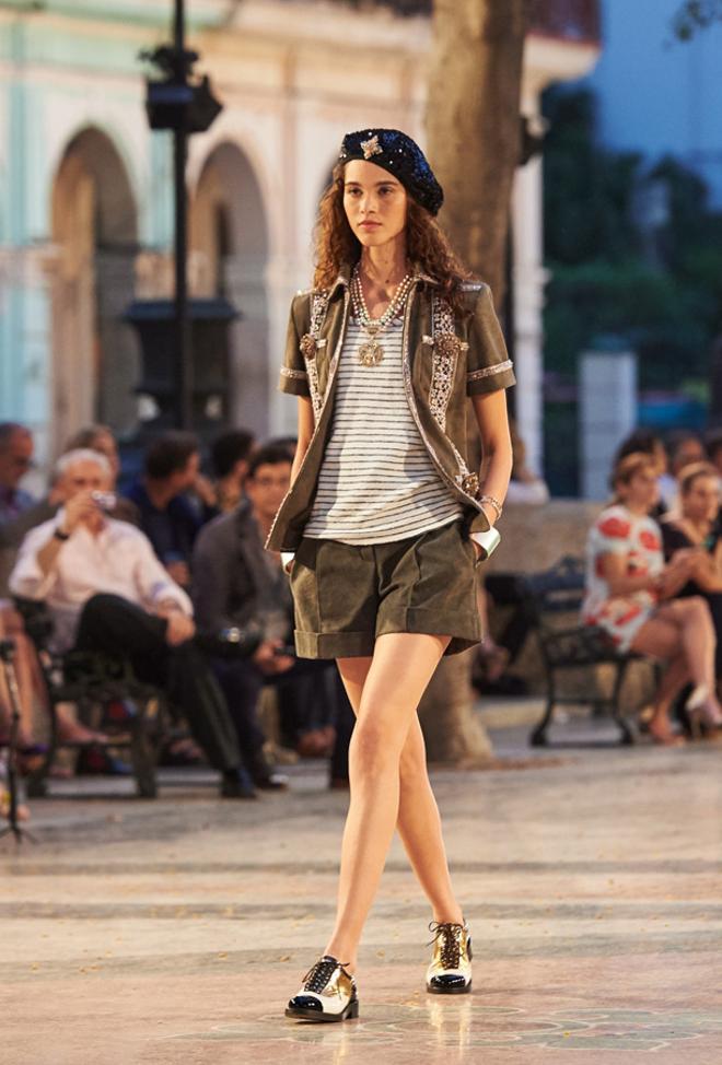 Chanel Crucero 2017: boinas y perlas