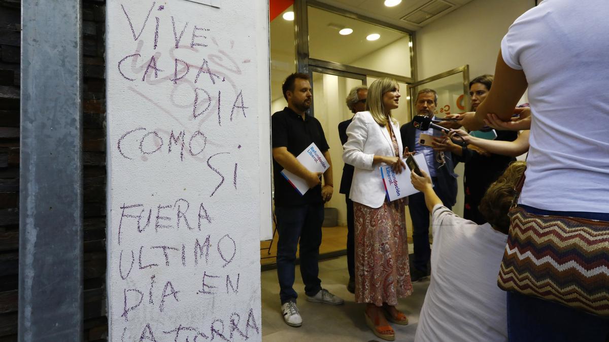 En la fachada de la sede de Ciudadanos en Aragón se puede leer el grafiti &#039;Vive cada día como si fuera el último día en la Tierra&#039;.