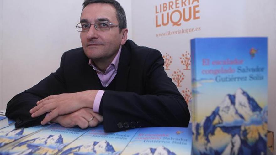 Gutiérrez Solís publica la novela ‘El lenguaje de las mareas’