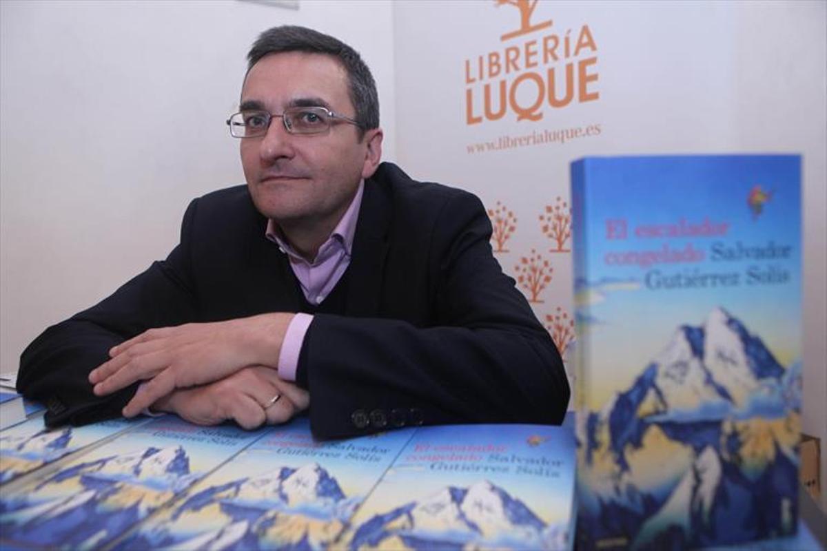 Gutiérrez Solís publica la novela ‘El lenguaje de las mareas’
