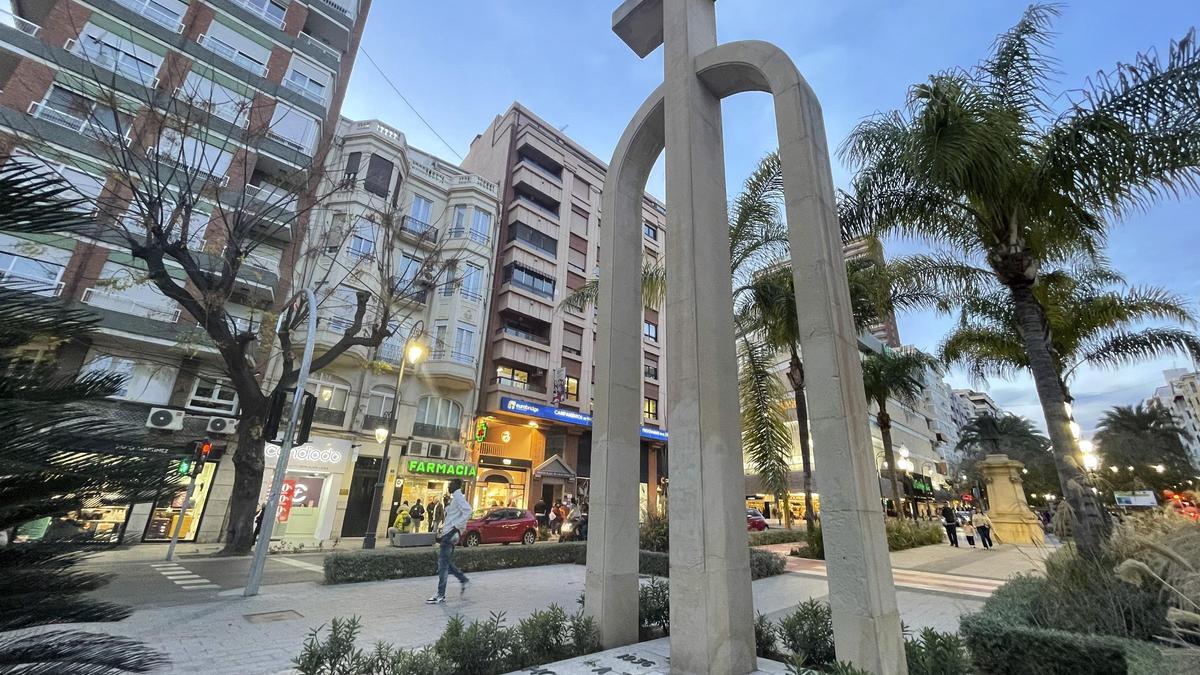 La cruz de la plaza de Calvo Sotelo en Alicante, que el TSJ no considera un símbolo franquista.