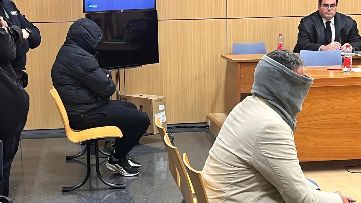 Los dos acusados de matar a la maestra de Rafelcofer, en el banquillo al final del juicio.