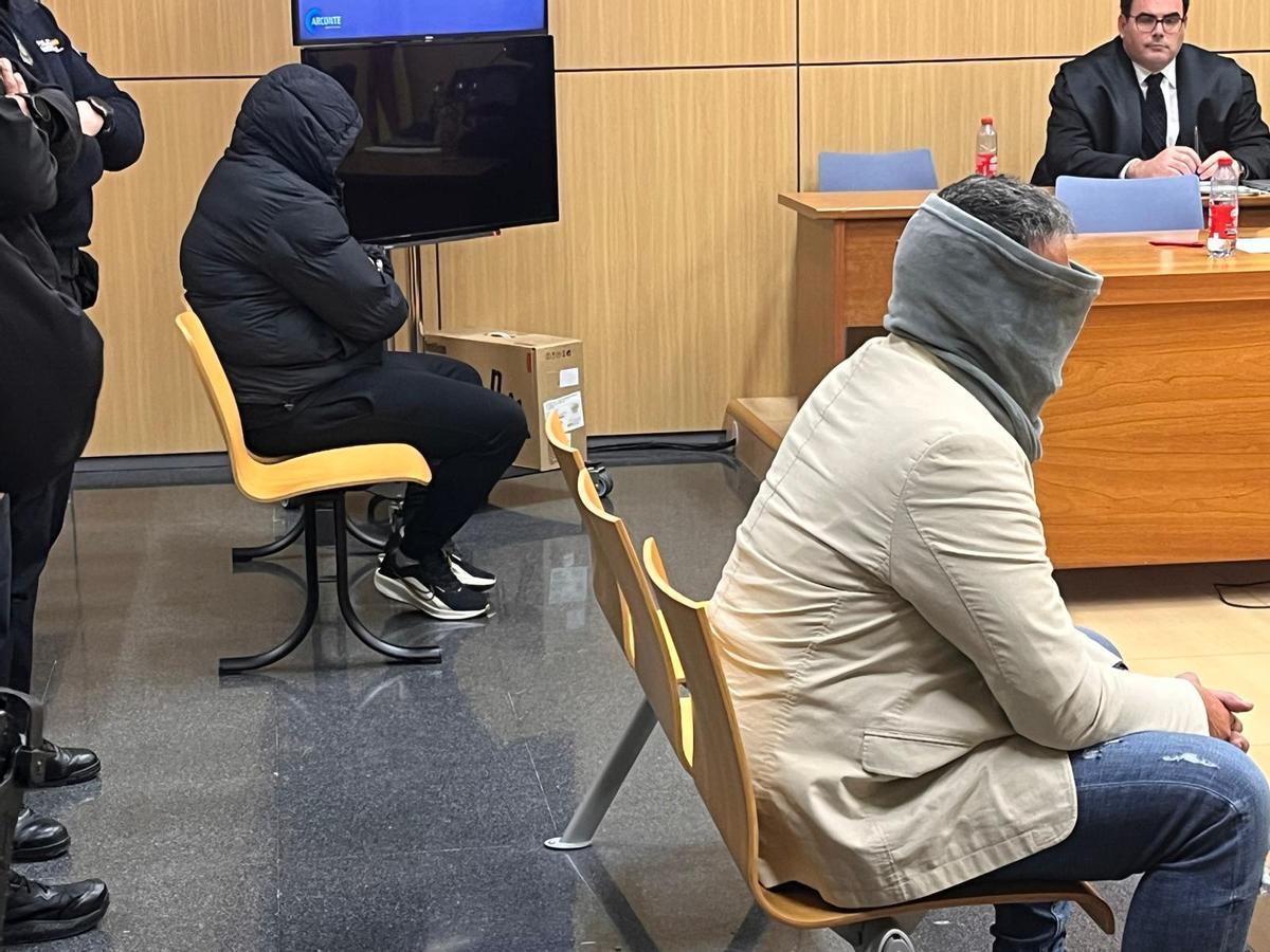 Los dos acusados de matar a la maestra de Rafelcofer, en el banquillo al final del juicio.