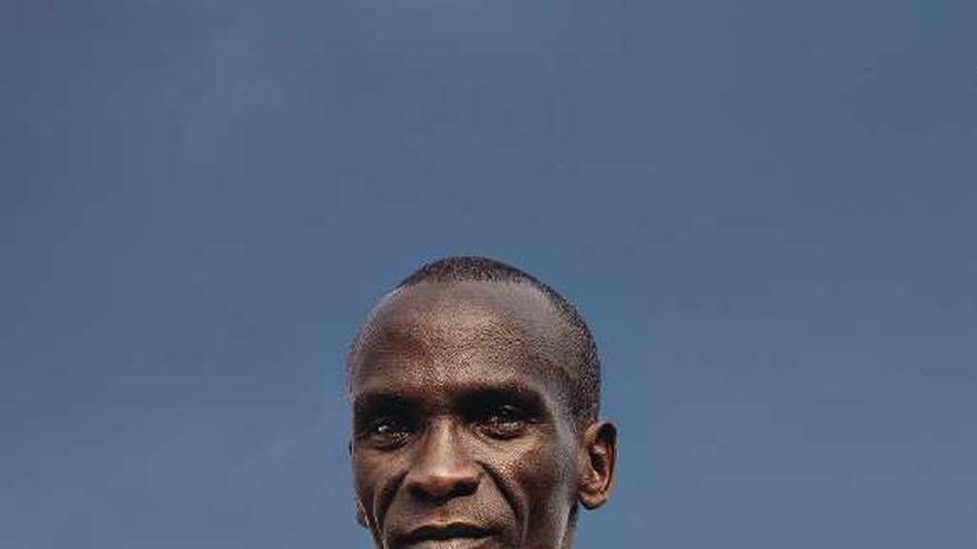 Eliud Kipchoge, con la medalla lograda en Berlín.