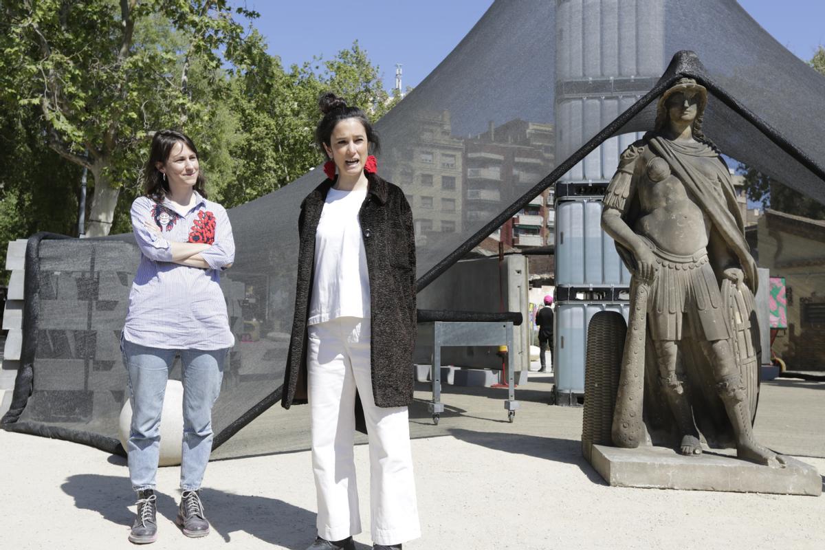 Las arquitectas de Kosmos y Parabase, junto a una de esculturas que han encontrado en los almacenes municipales.