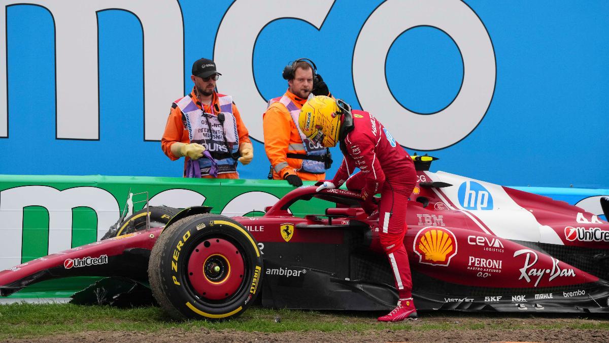 Lewis Hamilton se baja del coche tras su accidente en el GP de los Países Bajos