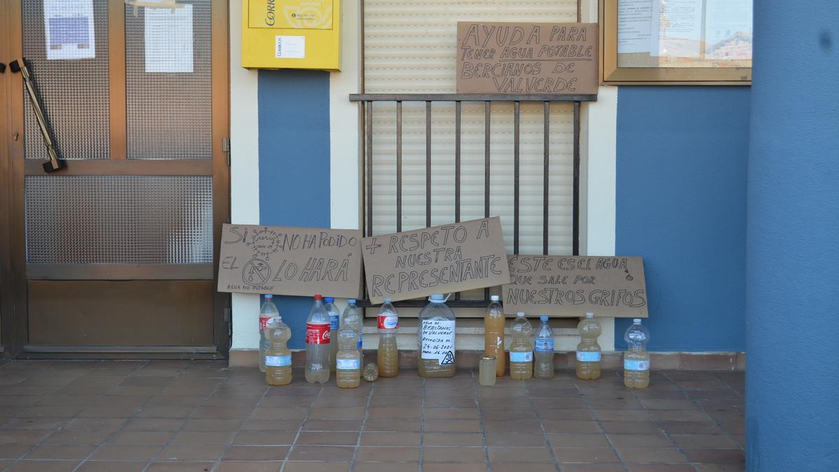 Agua potable que reciben los vecinos de Bercianos de Valverde. / E. P.