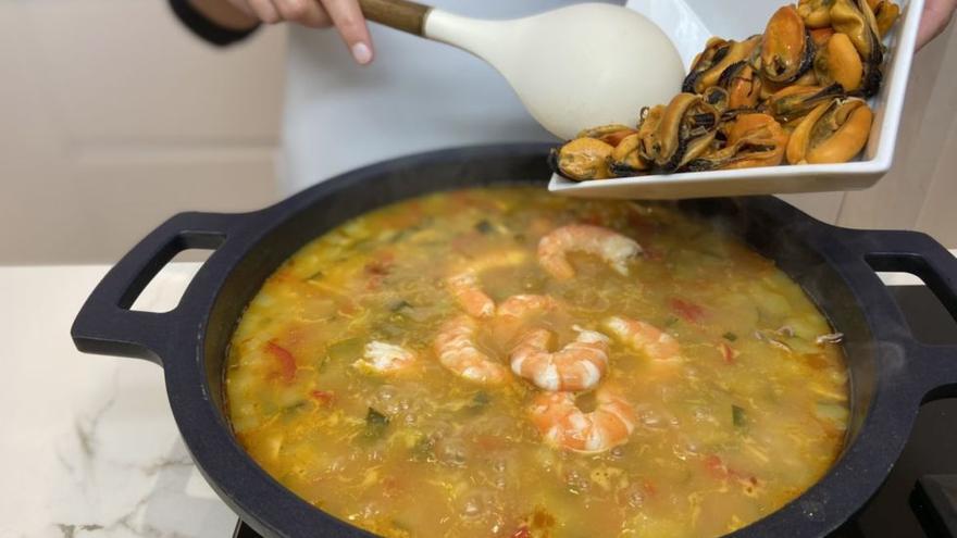 Preparación de arroz caldoso con mejillones y langostinos.