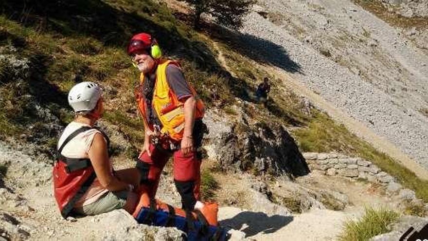 La senderista, tras ser rescatada, en el Cares.