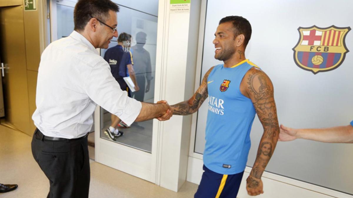 Dani Alves dejó en el aire su continuidad en el Barça