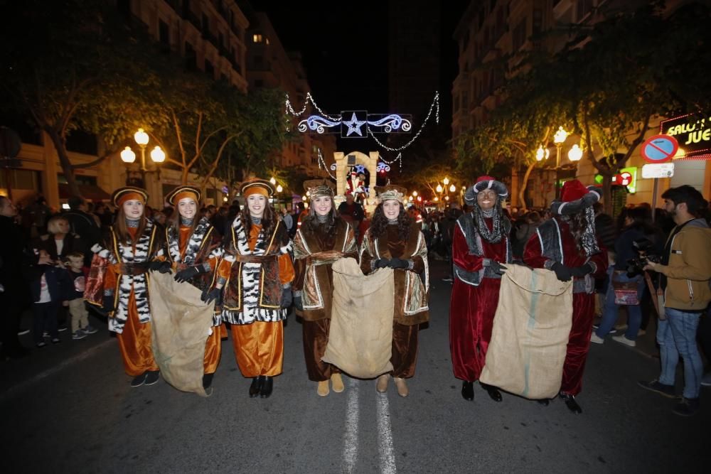 Los carteros reales desfilan por Alicante