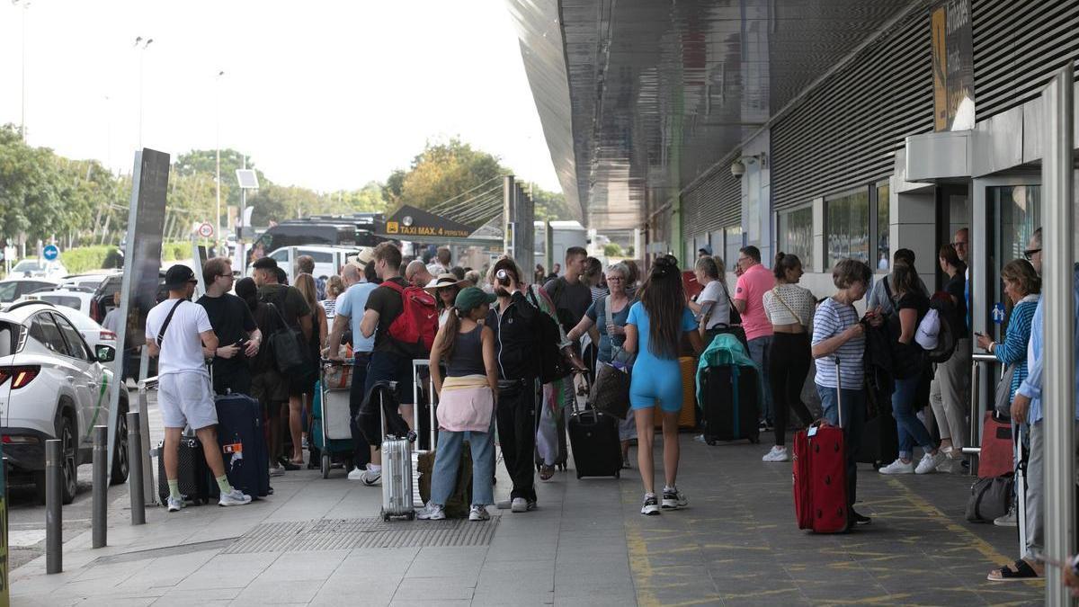 Pasajeros en la zona exterior de la terminal, el año pasado.