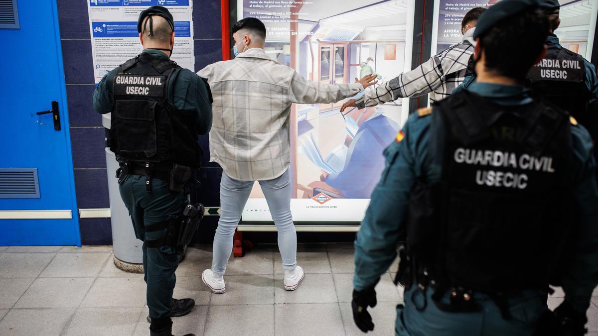 Archivo - Agentes de la Guardia Civil cachean a jóvenes en un control para prevenir la violencia entre bandas juveniles, en la estación de metro de Arganda del Rey, a 11 de febrero  de 2022, en Arganda del Rey, Madrid (España).