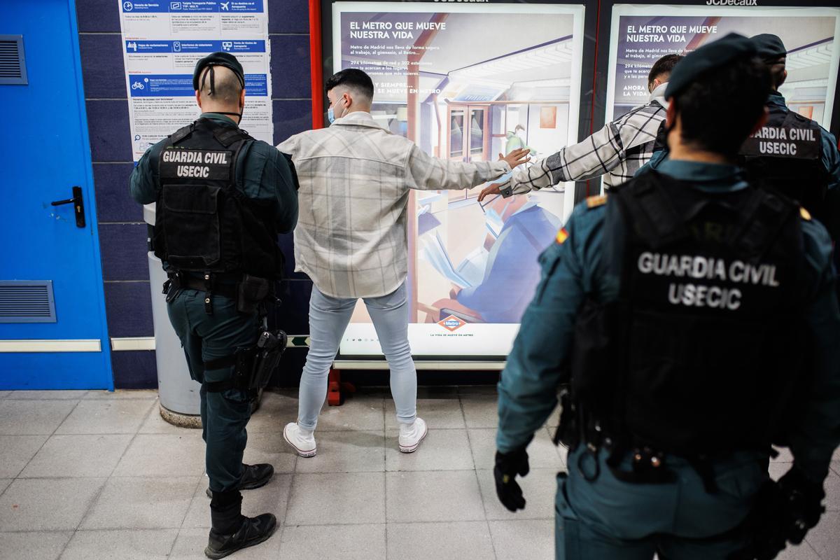 Archivo - Agentes de la Guardia Civil cachean a jóvenes en un control para prevenir la violencia entre bandas juveniles, en la estación de metro de Arganda del Rey, a 11 de febrero  de 2022, en Arganda del Rey, Madrid (España).