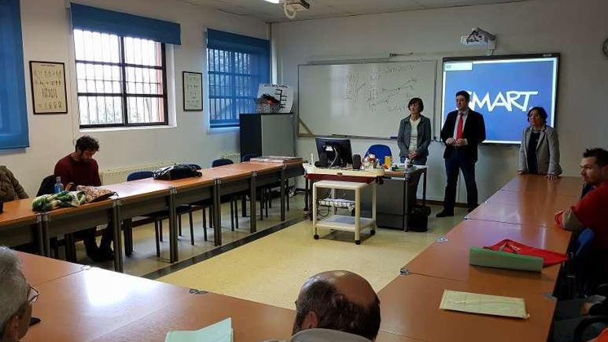 Ignacio Rial, ayer en la Náutica de Bueu junto a la directora en la clausura del curso de soldadura. // G.N.