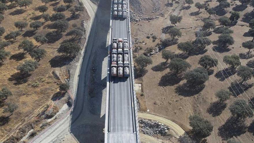 Adif verifica el comportamiento de un viaducto del AVE extremeño con 18 camiones de 47 toneladas cada uno
