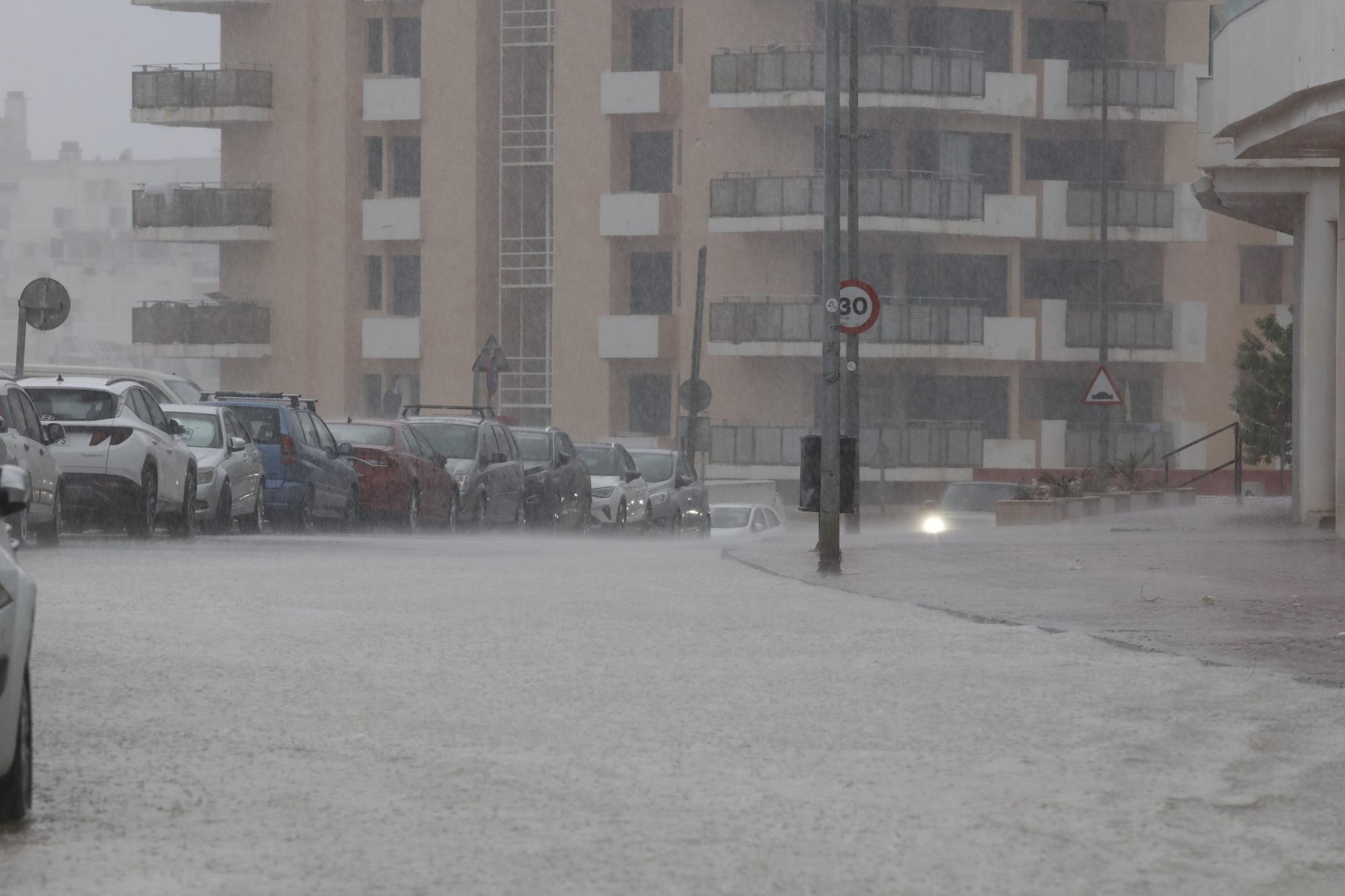 Mira aquí todas las fotos del paso de la borrasca por las calles de Ibiza