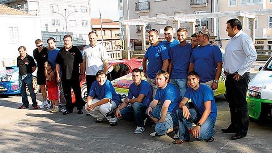 Presentación oficial de la Escudería de Cruces ante la Praza do Concello.