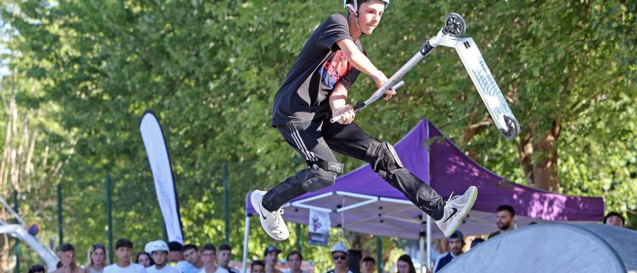 Uno de los participantes realiza una acrobacia, ayer, durante la competición de O Choquiño.   // MARTA G. BREA