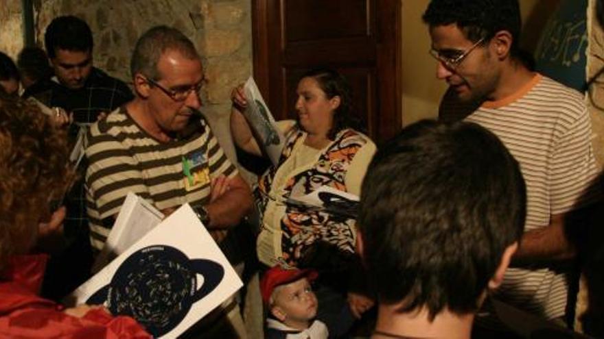 Los asistentes al Observatorio del monte Deva para ver la «lluvia de estrellas de San Lorenzo». / lne