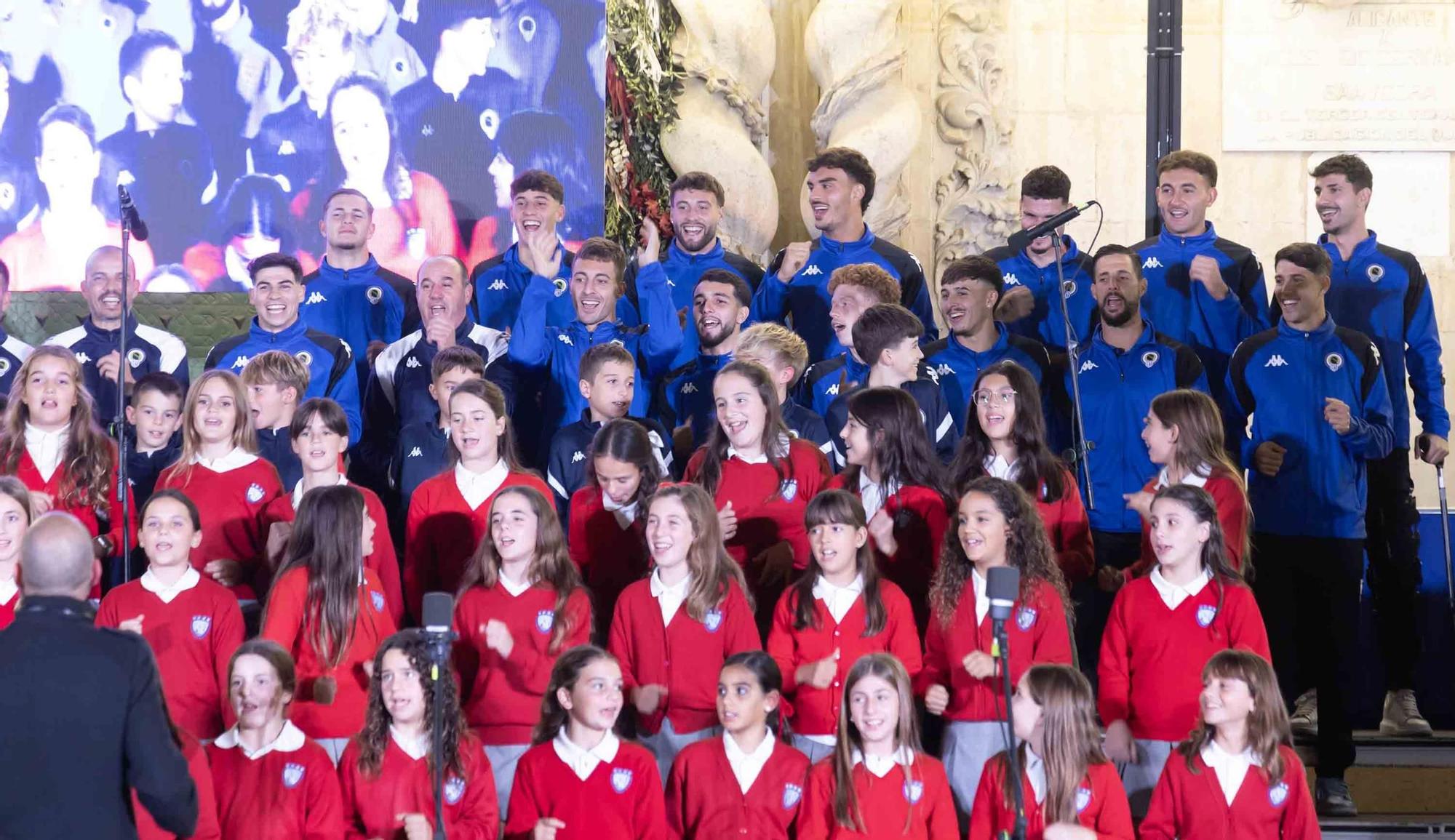 El Hércules interpreta el tradicional villancico junto al coro de los Jesuitas en la plaza del Ayuntamiento de Alicante.