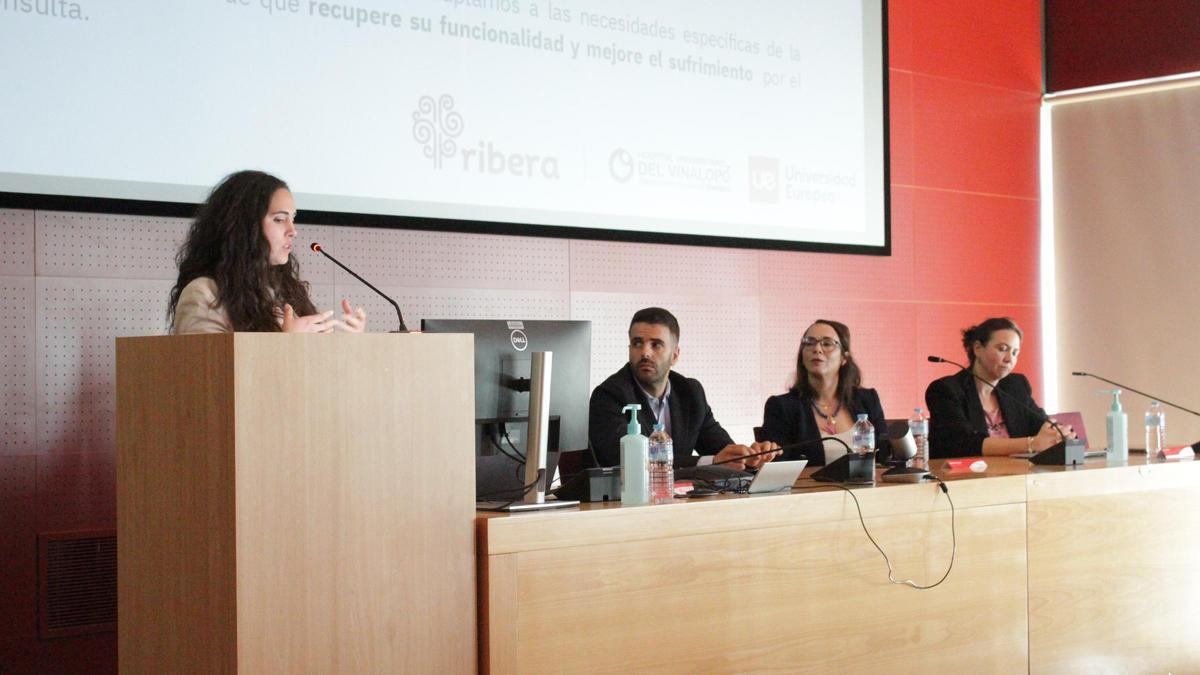 Los expertos abogan en el Hospital del Vinalopó en Elche por abordar la anorexia y la bulimia con una nueva mirada clínica desde la empatía
