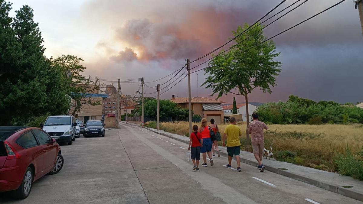 Un incendio forestal en Añón obliga a desalojar varias localidades.