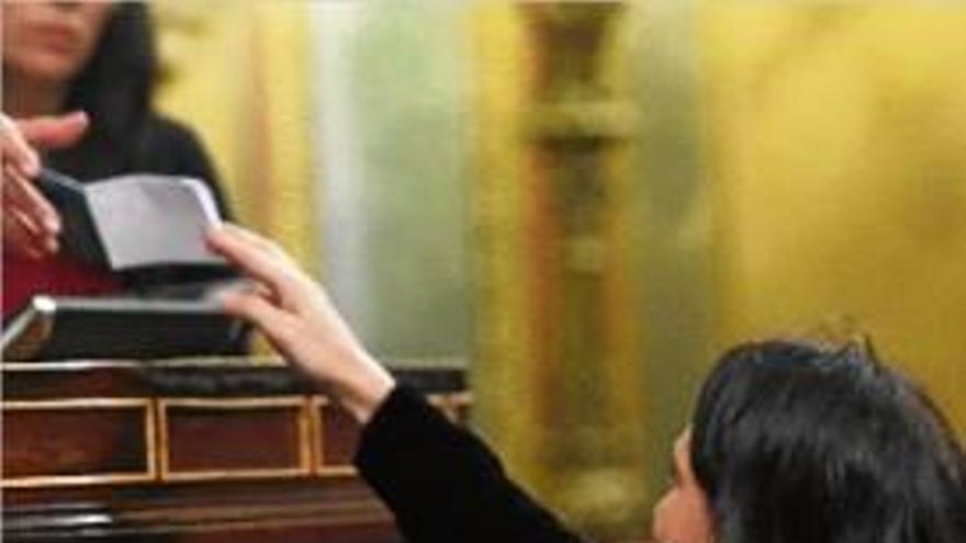 Carolina Bescansa vota al Congrés amb el seu fill als braços.