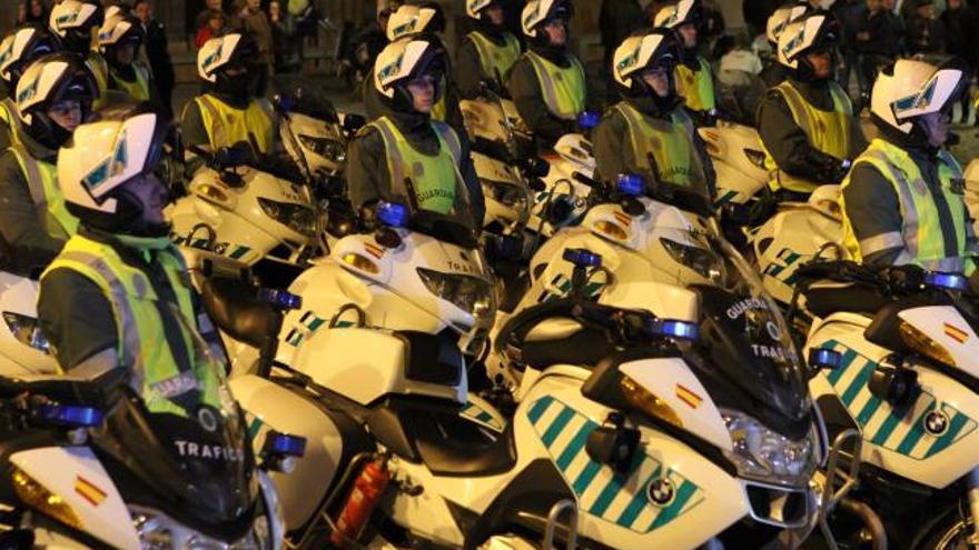 Alumnos de la Escuela de Tráfico de la Guardia Civil recorren la capital en moto