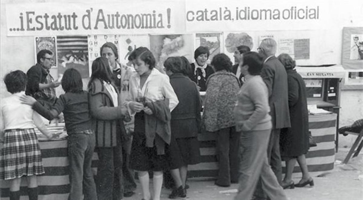 Els inicis 8 Una de les primeres campanyes del centre en pro de l’amnistia per als presos, el 1977.