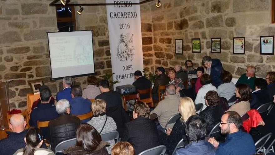 Momento do acto de entrega do Premio Cacarexo ao Ghaiteiriño, que tivo lugar onte no Centro Cultural de Coiro. // Gonzalo Núñez