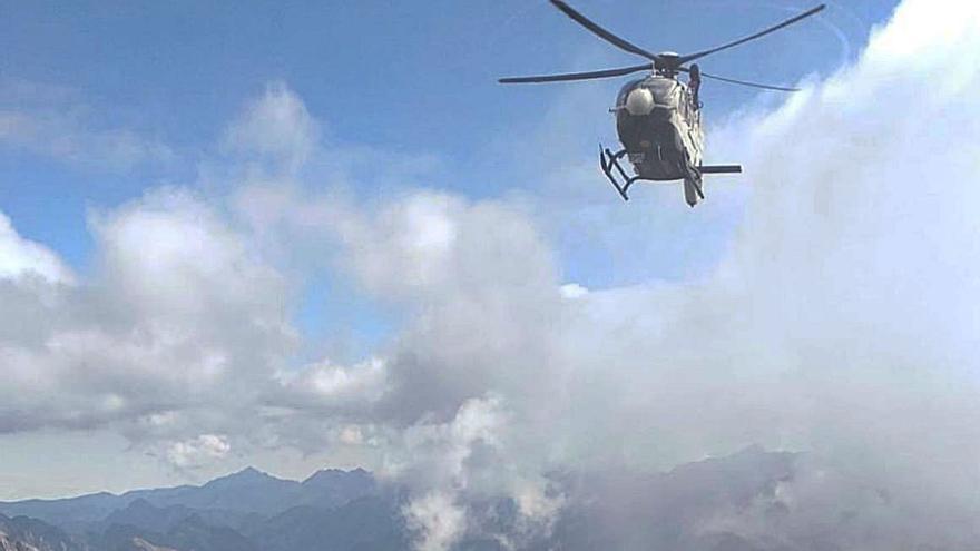El helicóptero del rescate del montañero holandés sobrevuela la zona donde fue hallado el cadáver.  | GUARDIA CIVIL