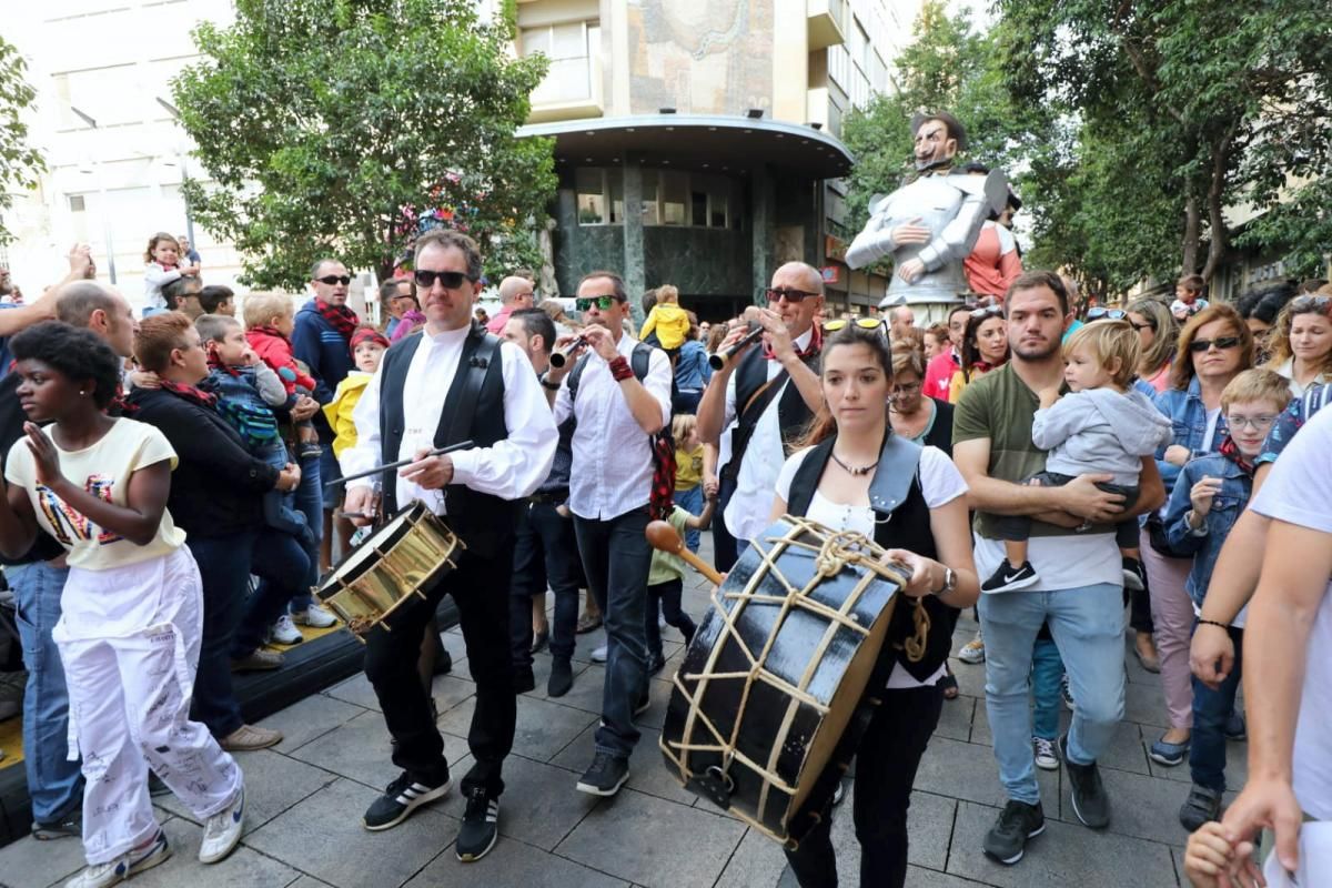 Comparsa de gigantes y cabezudos en el centro de Zaragoza